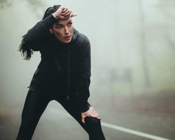 Joggerin im Nebel