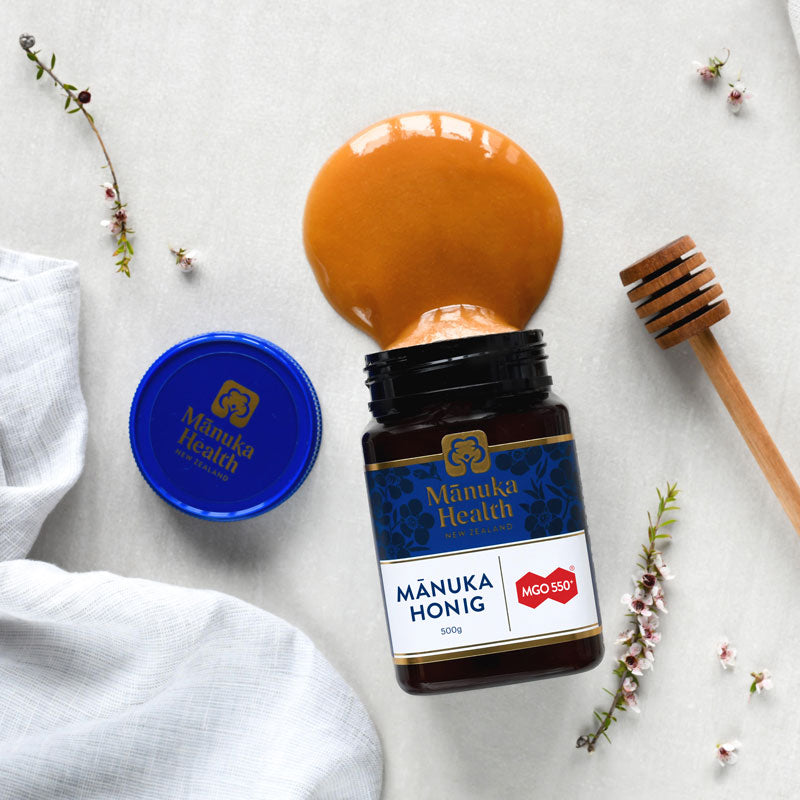 Manuka Health - Manuka Honig MGO 550+, 500g Honigglas vorne ausgekippt