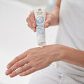 Manuka Health - Manuka Calming Cream Tube mit Hand